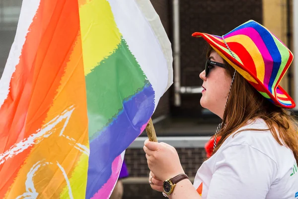 Bandiera sventola donna in un cappello arcobaleno — Foto Stock