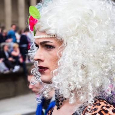 Beyaz peruk yakından