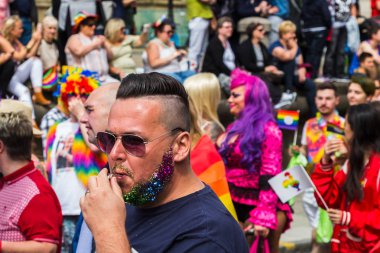 Gurur, ışıltılı sakal