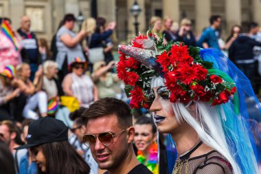 Kırmızı çiçekler giyiyor