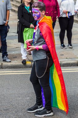 Gökkuşağı bayrağı omuzlarının draping