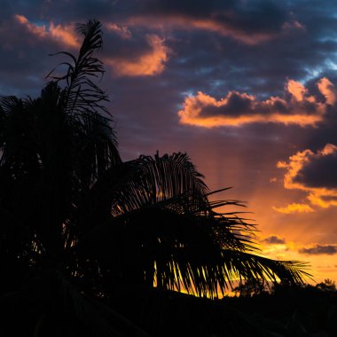 Küba günbatımının renkleri