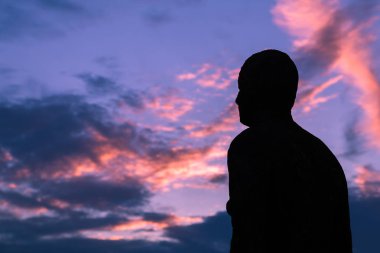 Alacakaranlık demir adam yukarıda günbatımı dönüşüyor