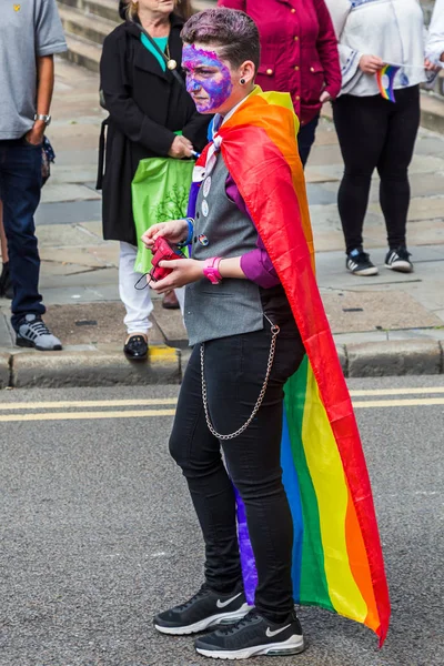 Gökkuşağı bayrağı omuzlarının draping