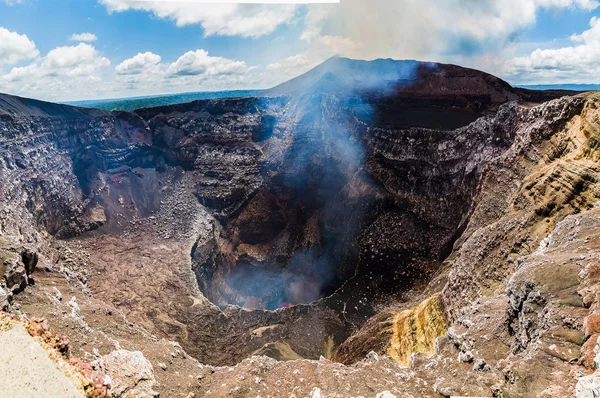 La lava fundida se desliza por el interior del volcán Masaya . — Foto de Stock