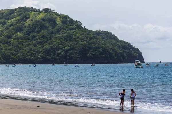 Playa Coco konuşurken Ticos