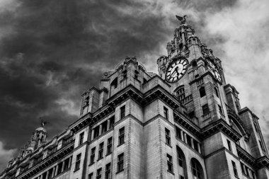 Liver Building yukarıda dramatik gökyüzü