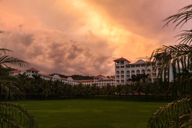 Riu Guanacaste yukarıda Moody gökyüzü