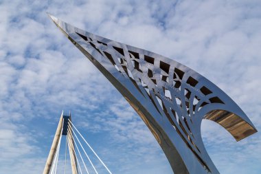 Köprünün önünde balık sembolleri