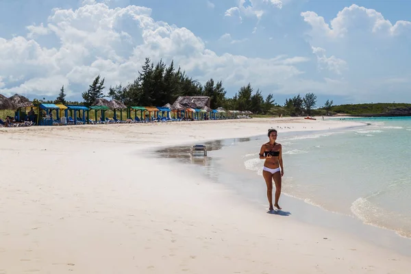Bir turist elini kolunu sallaya Playa Coco onun fotoğraf makinesi ile dönüyor — Stok fotoğraf