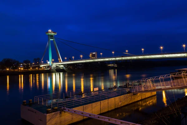 Dämmerung über der Ufo-Brücke — Stockfoto