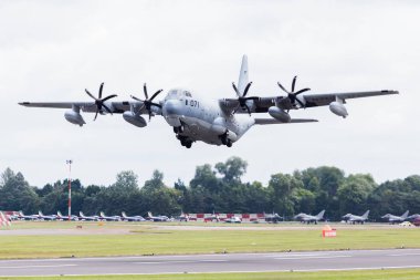 Bizi Deniz Kuvvetleri Kc-130j Hercules pist kaldırma