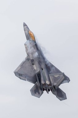 F-22a Raptor stealth avcı doğrudan vertica çeker
