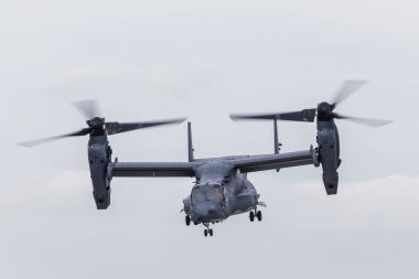 CV-22b Osprey vurgulu pozisyon dışında gelir