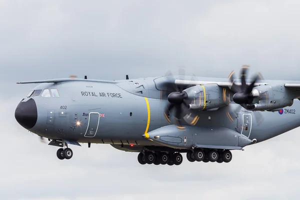 A400M Atlas preenche a moldura à medida que entra em terra — Fotografia de Stock