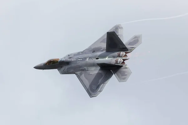 Крылатые вихри от F-22A ВВС США — стоковое фото