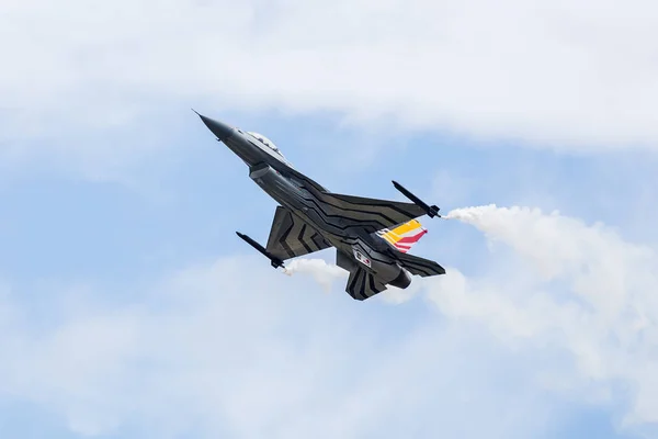 曝气生物滤池 F-16 是战斗的猎鹰在高攻角 — 图库照片
