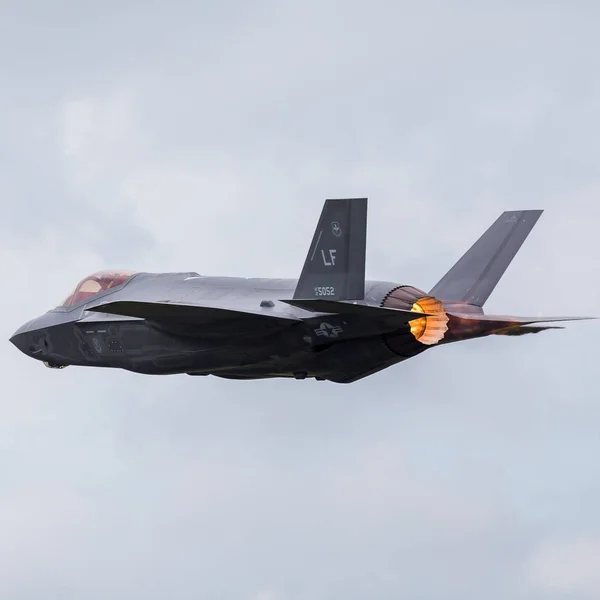 US Marine Corps F-35 Lyn II brøler mot himmelen – stockfoto