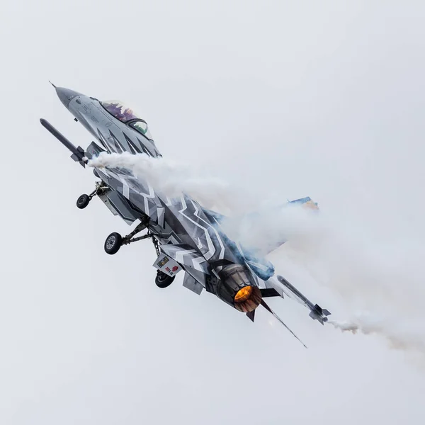 比利时的空气组件 F-16 是战隼爬上天空 — 图库照片