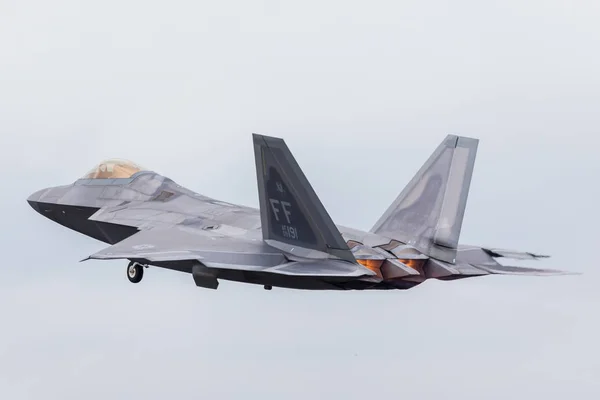 United States Air Force F-22A Raptor taking off — Stock Photo, Image