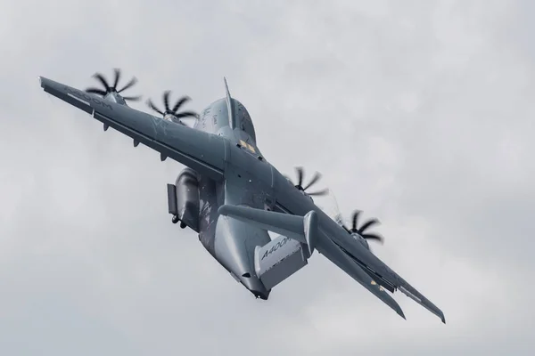 Vortices off the props of the A400M Atlas after taking off — Stock Photo, Image