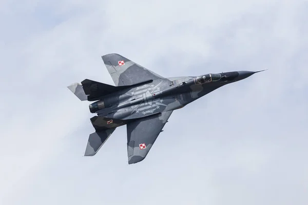 波兰的 Mig29 支点上部路过 — 图库照片