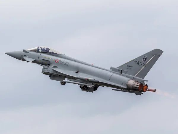 Italienska F-2000 Typhoon tar fart — Stockfoto