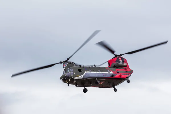 Boeing HC4 Chinook swooping baixo — Fotografia de Stock