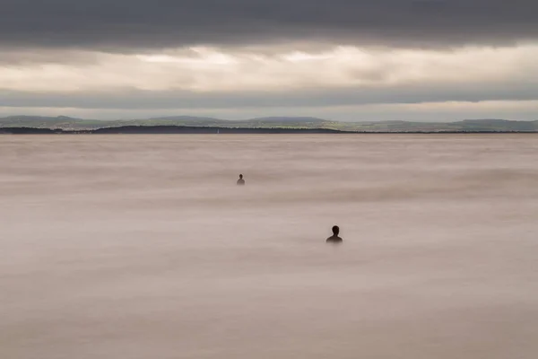 鉄の男性ペア (風景) — ストック写真