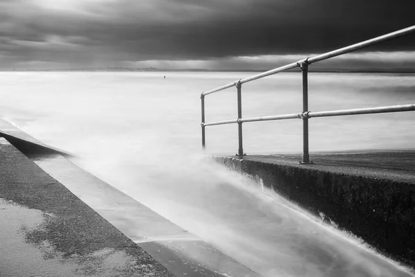 Wasser strömt herein — Stockfoto