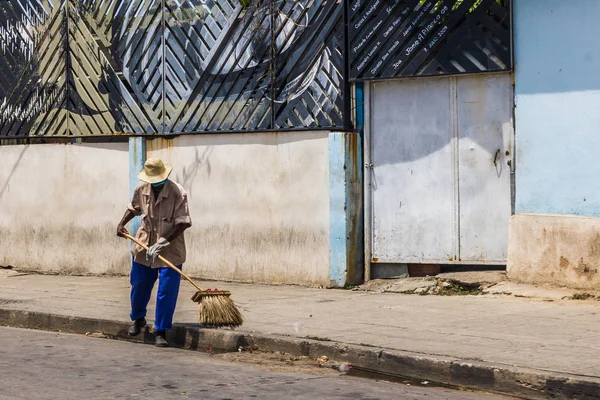 Limpieza de calles en Cuba —  Fotos de Stock