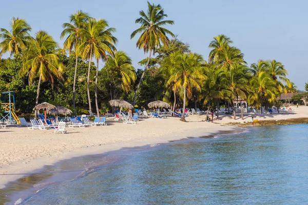 Ocupada playa de Guardalavaca —  Fotos de Stock