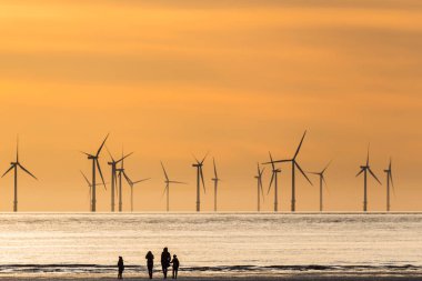 Plaj boyunca aile yürüyüş