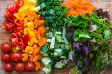 Bir tahta üzerinde İngilizce salata