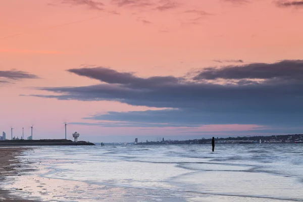 A água corre na praia de Crosby — Fotografia de Stock