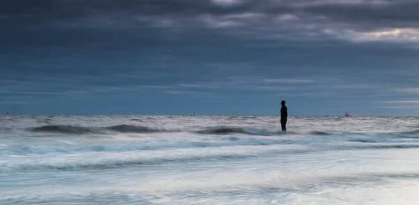 Vortici d'acqua intorno a un Iron Man — Foto Stock