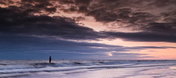 Blekning ljus på Crosby beach — Stockfoto