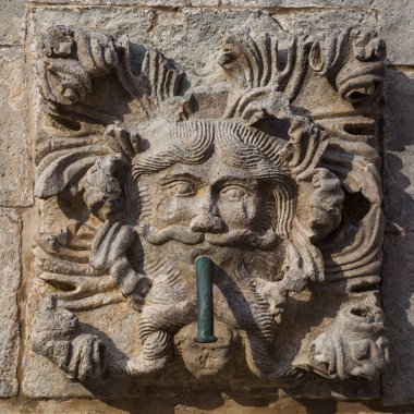 Çeşmeden su kare ürün