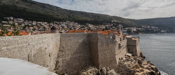 Las murallas de Dubrovnik se encuentran con el mar Adriático — Foto de Stock