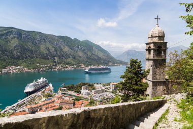 Kotor içinde demirleyen gemi cruise