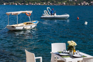 Perast sahil alanının üzerine Restoran