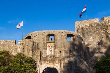 Dubrovnik ve Hırvatistan kazık Gate yukarıda bayrakları