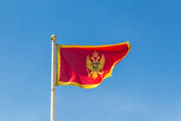 Rüzgarda çırparak Karadağ bayrağı