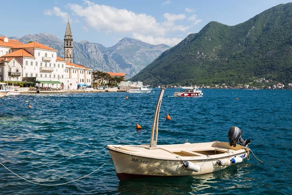 Perast içinde demirleyen küçük tekne