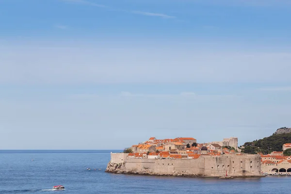 Dubrovnik surrounded by it's medieval walls — Stock Photo, Image