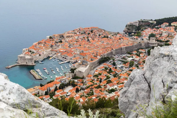 Dubrovnik visto entre las rocas en la colina Srd — Foto de Stock