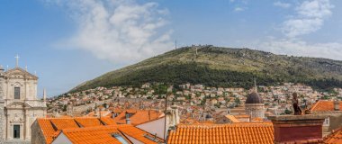 Dubrovnik adlı Srd Tepesi'nin eteğinde