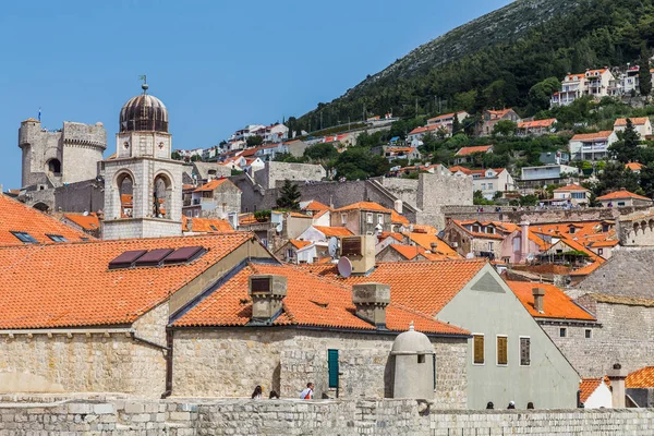 Emelkedő épületek a régi város Dubrovnik — Stock Fotó