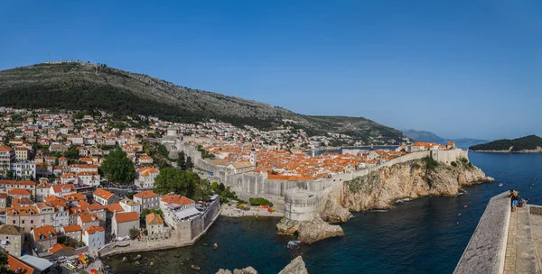 Los turistas miran hacia el casco antiguo de Dubrovnik — Foto de Stock