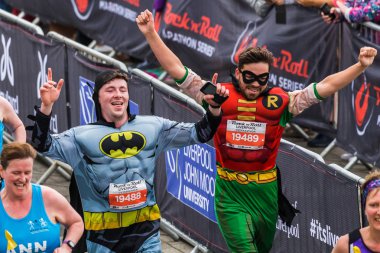 Batman ve Robin yarı maraton bitirme
